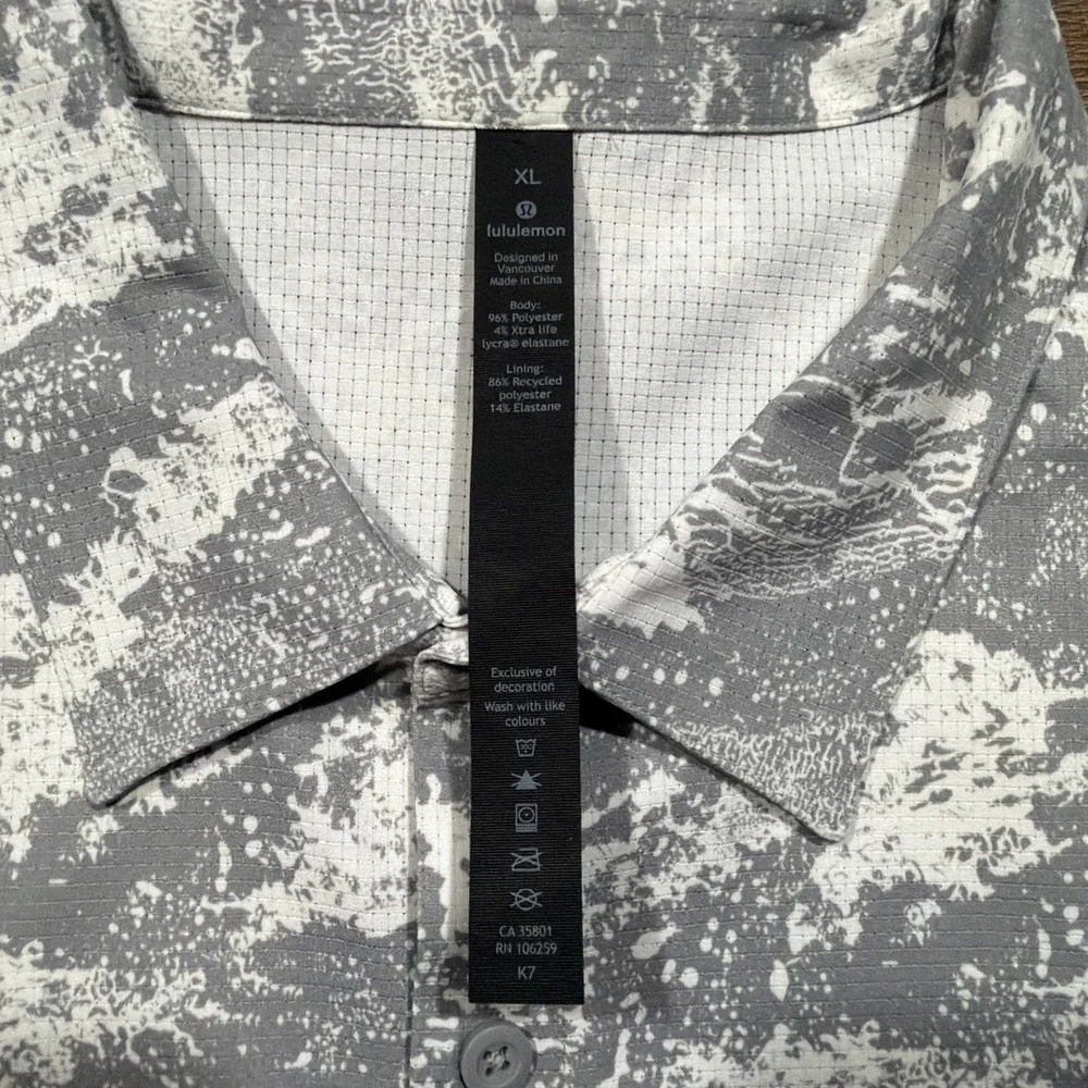 Lululemon Men's XL Airing Easy Button Short Sleeve Shirt Breakwater White Gray